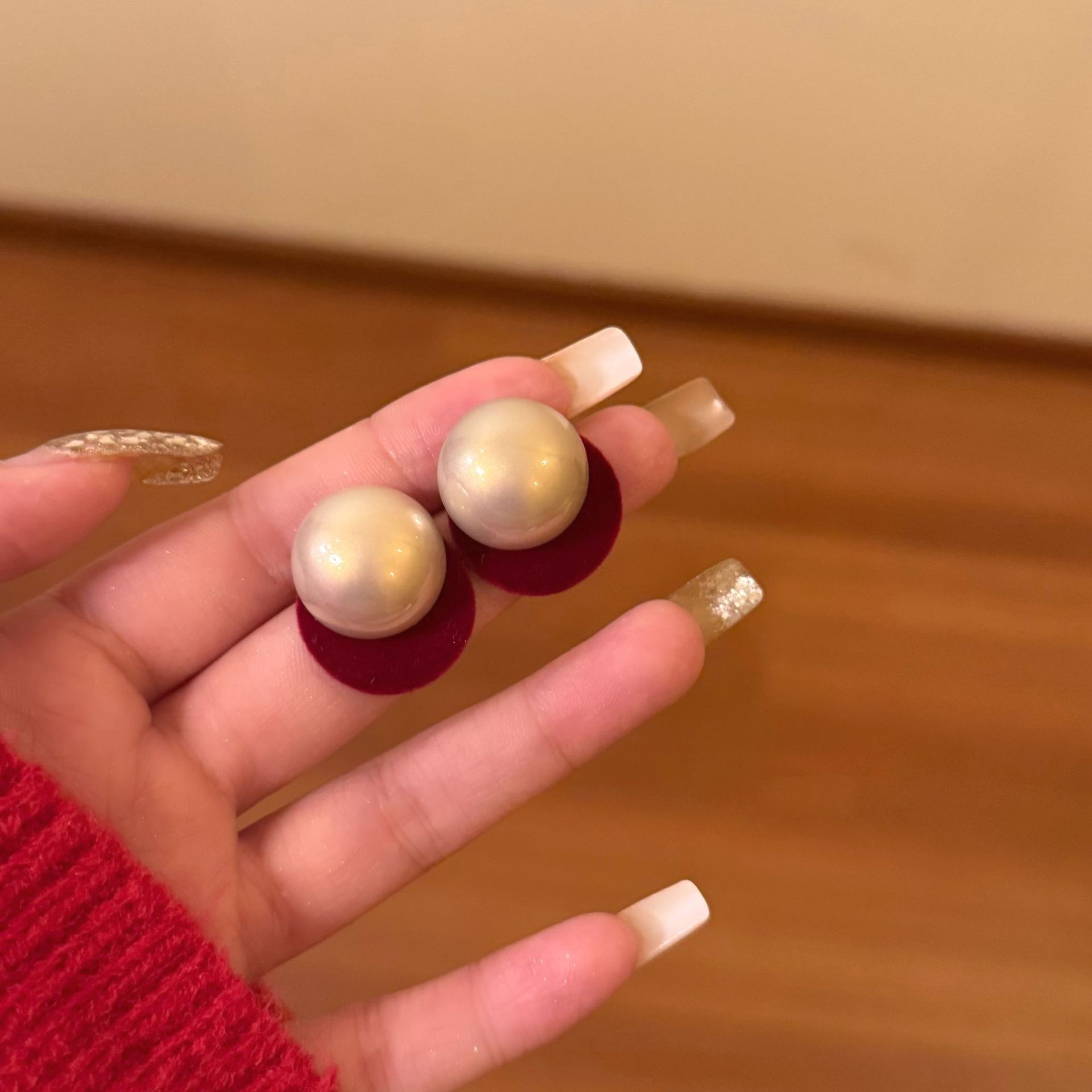 Retro silver needle plush imitation shell pearl pendant earrings fashionable versatile stud earrings light luxury high-end earrings
Retro silver needle plush imitation shell pearl pendant earrings fashionable versatile stud earrings light luxury high-end earrings