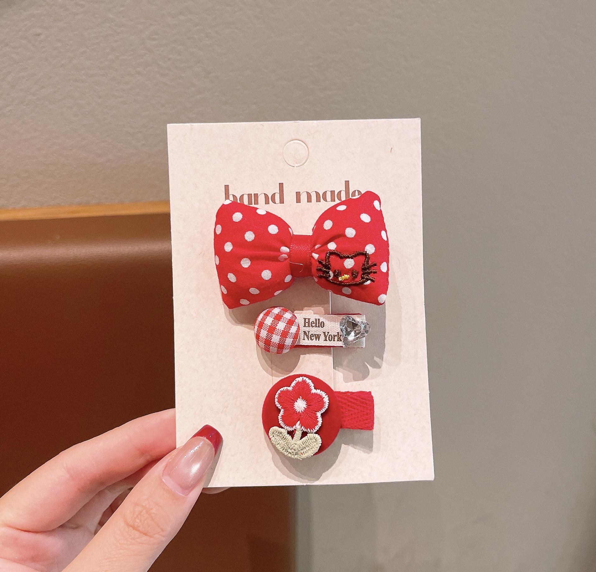 Children s Cartoon Hair Clip Set: Cute Bow and Red Decorative Clips for New Year
Children s Cartoon Hair Clip Set: Cute Bow and Red Decorative Clips for New Year