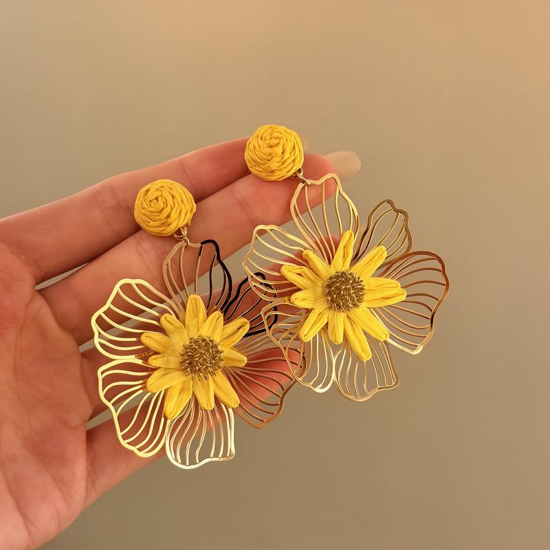 Bangkok flower _ holiday style yellow straw flower earrings new stud earrings unique exaggerated beautiful earrings
Bangkok flower _ holiday style yellow straw flower earrings new stud earrings unique exaggerated beautiful earrings