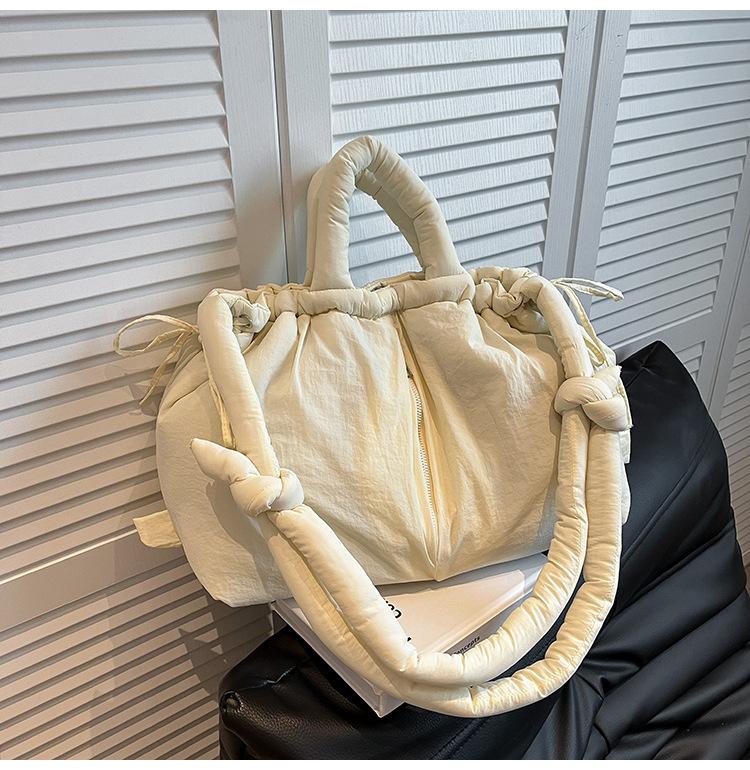 Корейская версия большой вместимости наплечная сумка-мессенджер женская сумка повседневная универсальная на шнурке большой вместимости легкая простая сумка-плиссе для поездок на работу белый
Корейская версия большой вместимости наплечная сумка-мессенджер женская сумка повседневная универсальная на шнурке большой вместимости легкая простая сумка-плиссе для поездок на работу белый