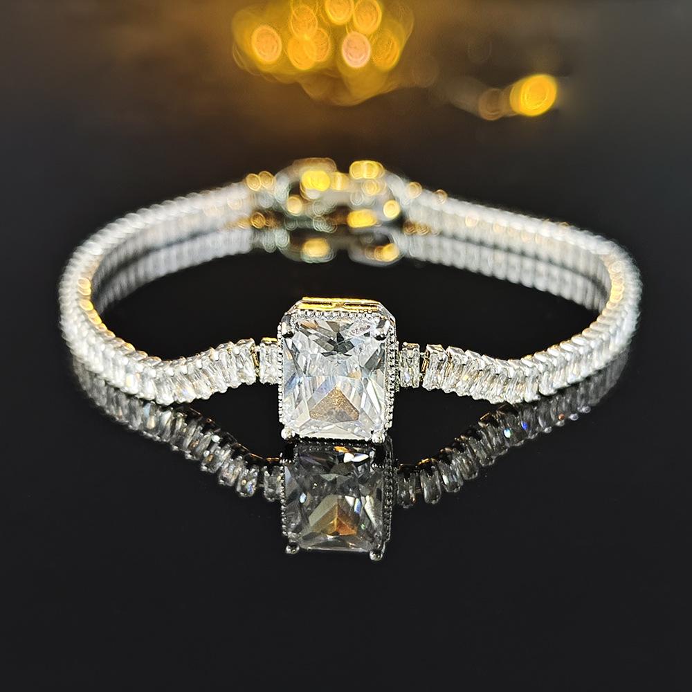 Sophisticated Square Zircon Bracelet: Elegant and Versatile for Daily Commutes or Banquets белый
Sophisticated Square Zircon Bracelet: Elegant and Versatile for Daily Commutes or Banquets белый
