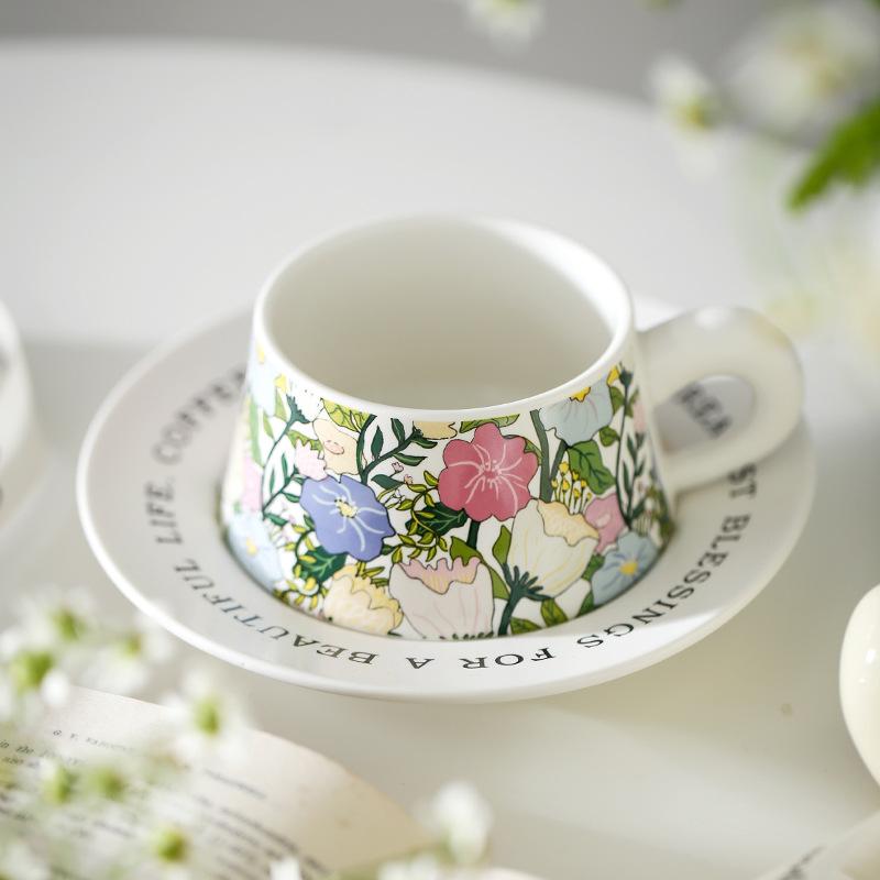 Креативна керамічна кавова чашка та блюдце з квітковим декором, набір, висока цінність, для лате, лате, післяобідня квіткова чайна чашка About 260ml
Креативна керамічна кавова чашка та блюдце з квітковим декором, набір, висока цінність, для лате, лате, післяобідня квіткова чайна чашка About 260ml