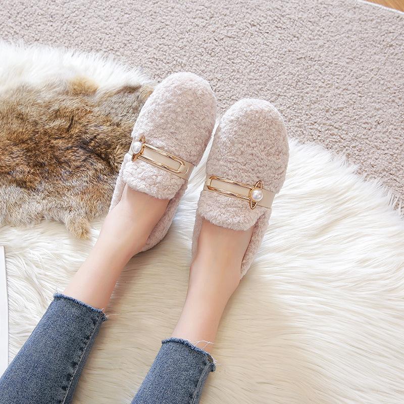 Thick-soled fluffy shoes for women in winter, velvet beanie shoes, lamb wool one-pedal cotton ladyshoes, large size - 43 хакі
Thick-soled fluffy shoes for women in winter, velvet beanie shoes, lamb wool one-pedal cotton ladyshoes, large size - 43 хакі