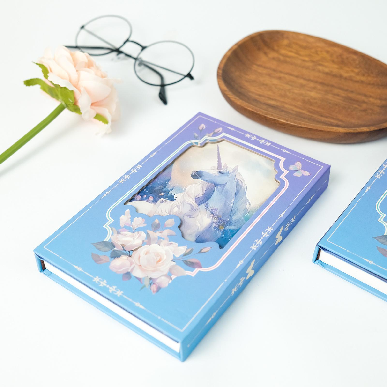 Серия «Сказка о единороге» Романтический единорог Портативный твердый блокнот-дневник с тройным сгибом
Серия «Сказка о единороге» Романтический единорог Портативный твердый блокнот-дневник с тройным сгибом