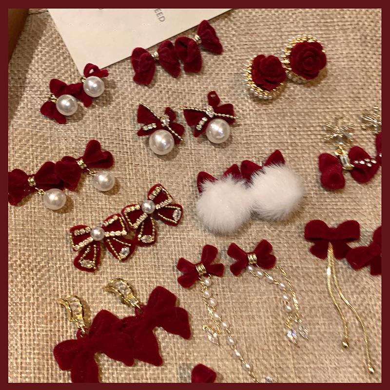 Silver Needle Ankola Pearl Earrings: Red Velvet Bow, Retro Style for Autumn/Winter
Silver Needle Ankola Pearl Earrings: Red Velvet Bow, Retro Style for Autumn/Winter