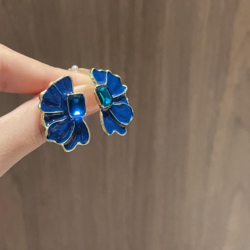 2025 New Blue Color Glaze Flower Women s Stud Earrings Crystal Square Geometry Female Earrings Bohemian Wedding Ear Accessories
2025 New Blue Color Glaze Flower Women s Stud Earrings Crystal Square Geometry Female Earrings Bohemian Wedding Ear Accessories