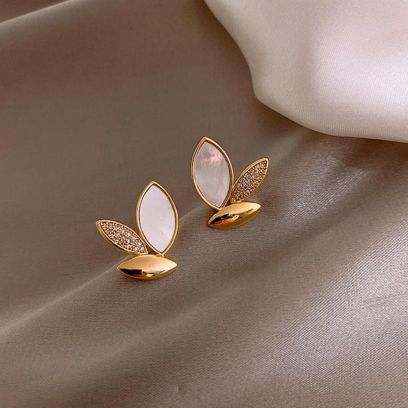 New Simple Shell Butterfly Leaf Stud Earring for Women Sweet Zircon Accessory Wholesale Wedding Christmas Girl Gift
New Simple Shell Butterfly Leaf Stud Earring for Women Sweet Zircon Accessory Wholesale Wedding Christmas Girl Gift