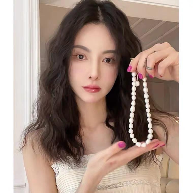 Mona Zhang Qixian Freshwater Pearl Necklace - Large Pearl Clavicle Chain with Radiant Rice Grain Design
Mona Zhang Qixian Freshwater Pearl Necklace - Large Pearl Clavicle Chain with Radiant Rice Grain Design
