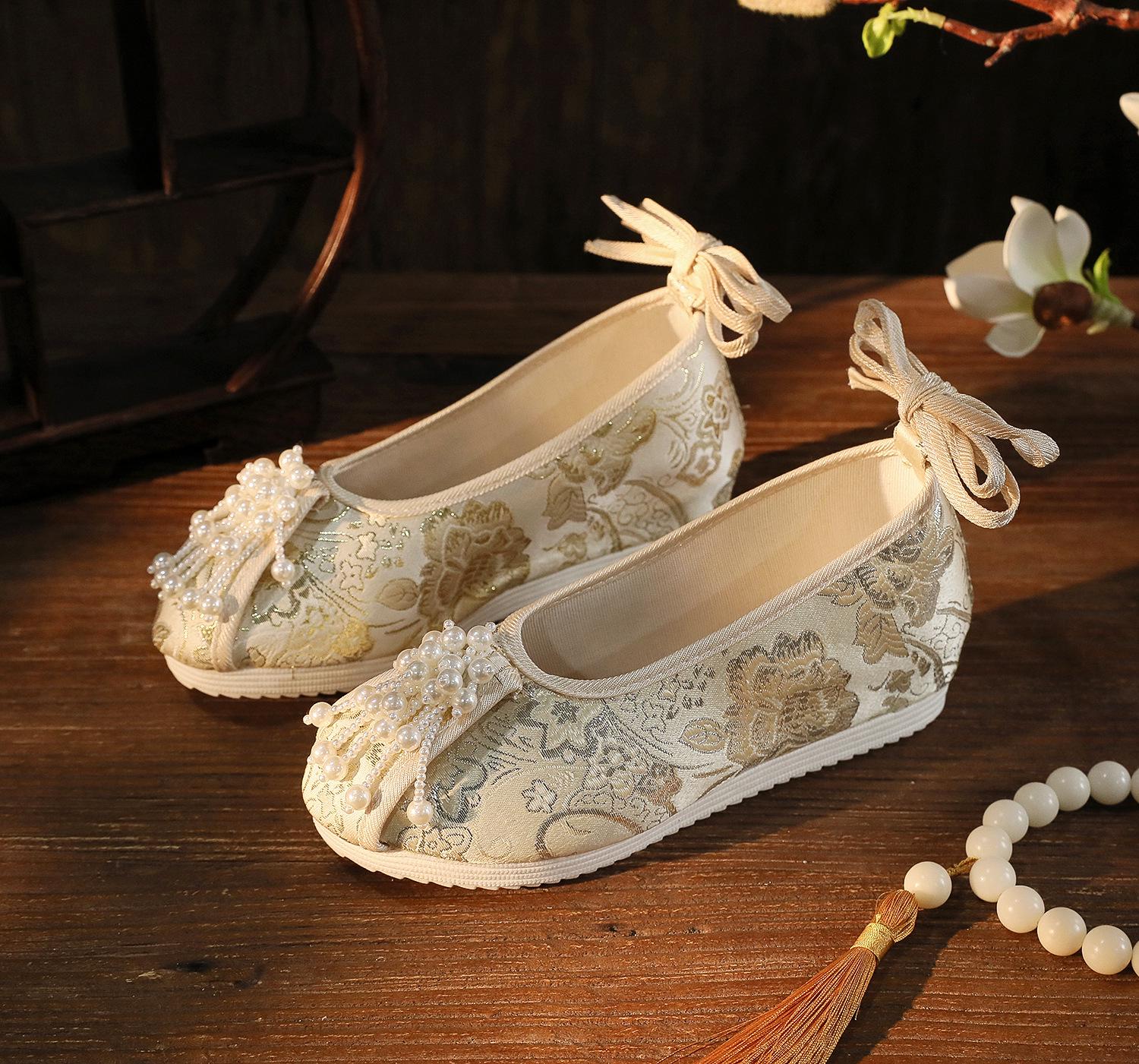 Snow-Blue Embroidered Hanfu Shoes: Hidden Heel Round-Toe Silk Brocade Ethnic Style. 38 бежевый/золотой
Snow-Blue Embroidered Hanfu Shoes: Hidden Heel Round-Toe Silk Brocade Ethnic Style. 38 бежевый/золотой