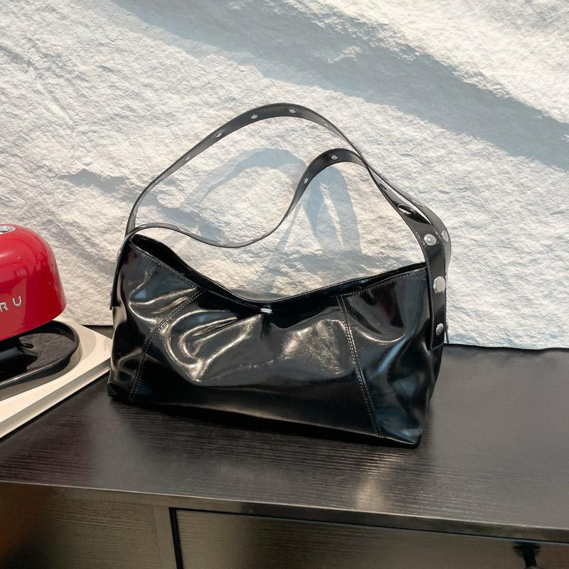 Underarm bag women s new fashionable and simple dumpling bag large capacity commuting shoulder bag чорний
Underarm bag women s new fashionable and simple dumpling bag large capacity commuting shoulder bag чорний