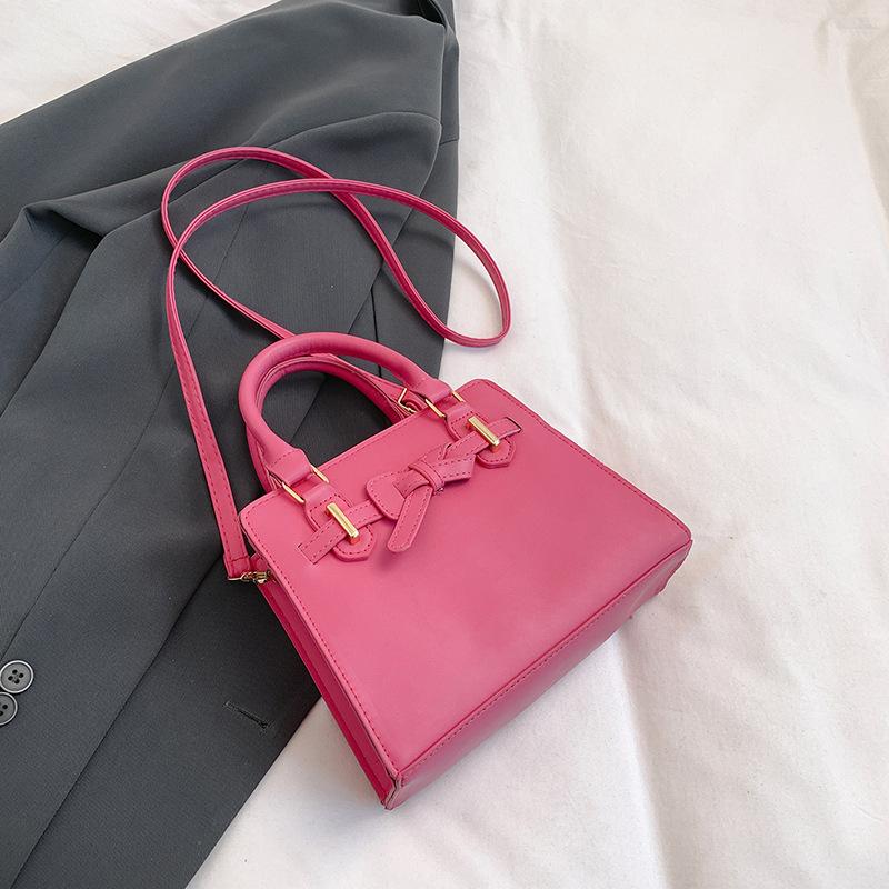 Женская сумка в нишевом стиле 2025 года, весенне-летняя женская сумка с текстурой, большая вместимость, простая сумка-мессенджер через плечо роза розовый
Женская сумка в нишевом стиле 2025 года, весенне-летняя женская сумка с текстурой, большая вместимость, простая сумка-мессенджер через плечо роза розовый