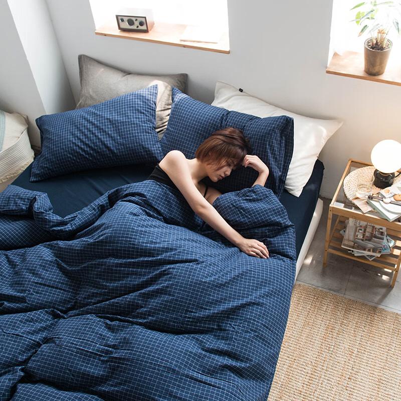 LISM 4-Piece Bedding Set
LISM 4-Piece Bedding Set