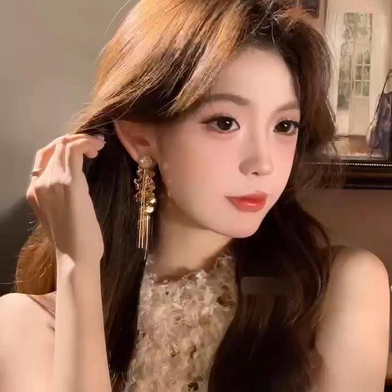 Snowflake tassel sequined stud earrings exaggerated versatile earrings light luxury fashion elegant temperament earrings
Snowflake tassel sequined stud earrings exaggerated versatile earrings light luxury fashion elegant temperament earrings