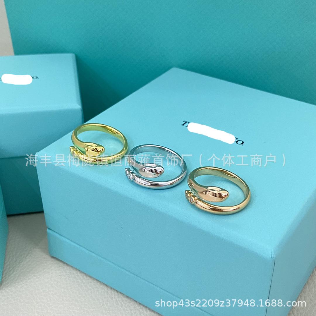 T Family Classic Style Electroplated Rattlesnake Open Ring for Women - Light Luxury, Simple and Elegant Hand Jewelry Original Packaging Box
T Family Classic Style Electroplated Rattlesnake Open Ring for Women - Light Luxury, Simple and Elegant Hand Jewelry Original Packaging Box