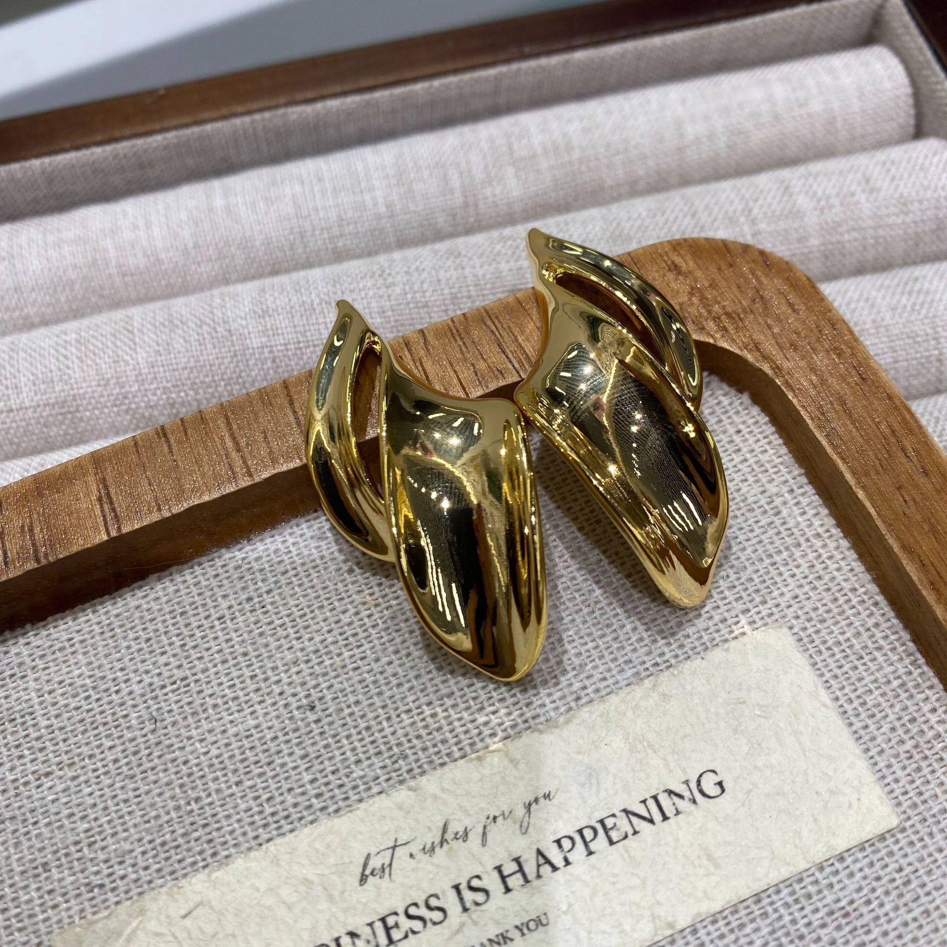 High-End Metal Earrings Za Light Luxury Twisted Leaves Irregular Design Earrings
High-End Metal Earrings Za Light Luxury Twisted Leaves Irregular Design Earrings