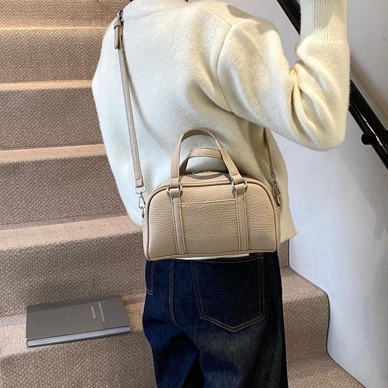 Large capacity commuter shoulder bag niche underarm key bag 2025 new trend fashion portable pillow bag popular 24*8.5*14 сірий колір
Large capacity commuter shoulder bag niche underarm key bag 2025 new trend fashion portable pillow bag popular 24*8.5*14 сірий колір