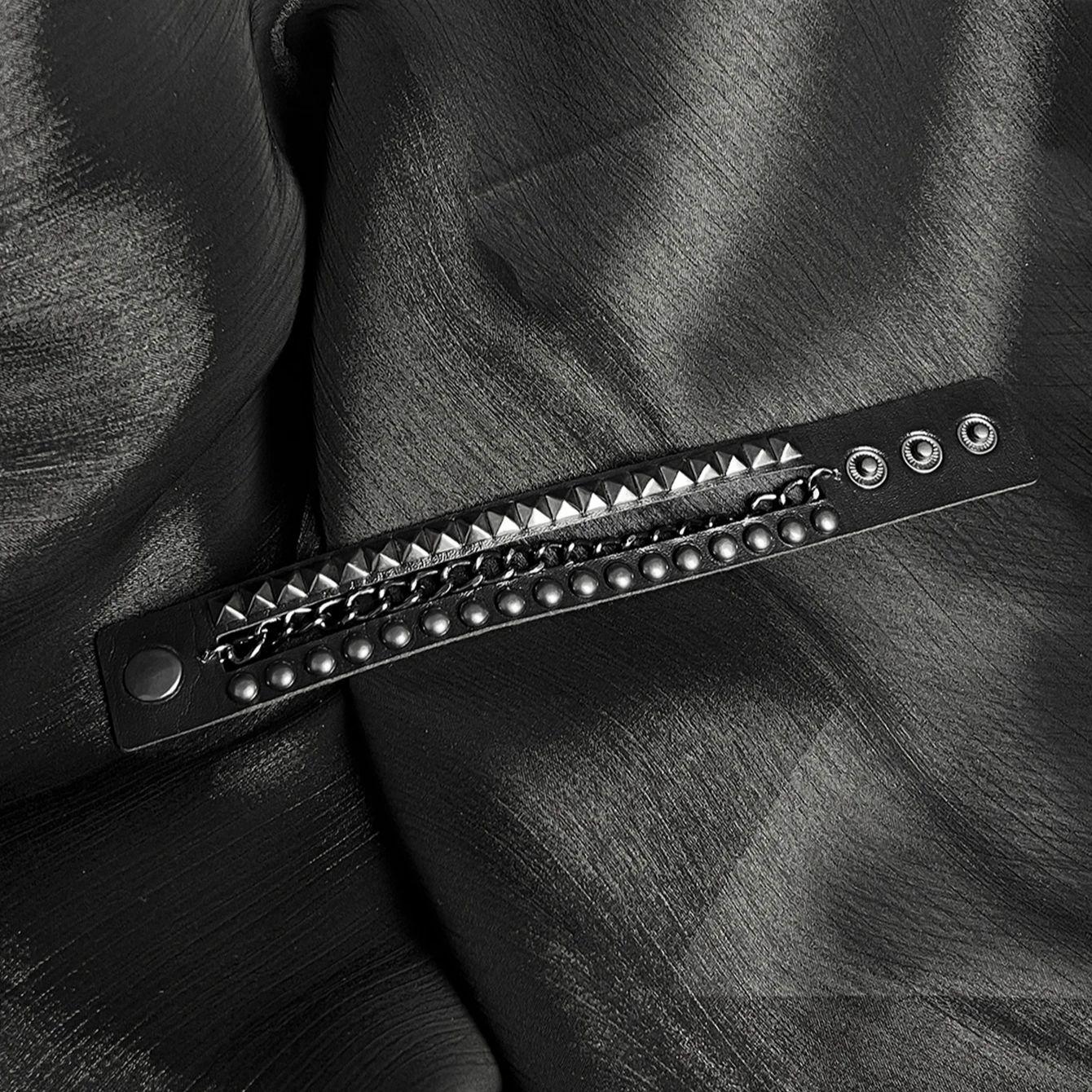 Punk Leather Bracelet For 90S Men Women Rivet Cuff Bangle Bracelet Adjustable Black Leather Wristband Metal Studded Jewelry Gift
Punk Leather Bracelet For 90S Men Women Rivet Cuff Bangle Bracelet Adjustable Black Leather Wristband Metal Studded Jewelry Gift