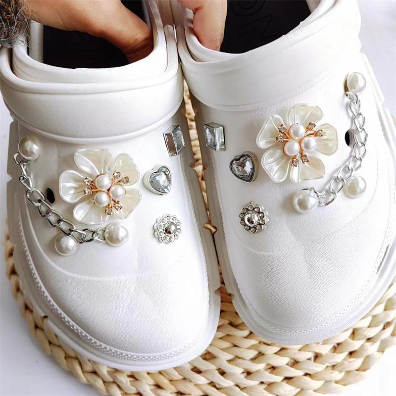 New hole shoes shoe flower DIY pearl five-leaf flower rhinestone removable chain shoe buckle accessories
New hole shoes shoe flower DIY pearl five-leaf flower rhinestone removable chain shoe buckle accessories