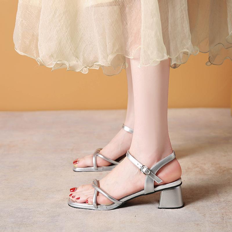 Босоножки с квадратным носком и толстым каблуком, женские летние новые простые юбочные с перекрестными ремешками на высоком каблуке 40 серебряный
Босоножки с квадратным носком и толстым каблуком, женские летние новые простые юбочные с перекрестными ремешками на высоком каблуке 40 серебряный