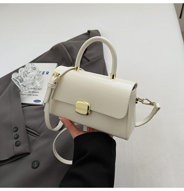 Простая темпераментная ручная маленькая квадратная сумка женская 2025 новая корейская версия тренд повседневная универсальная сумка через плечо высококлассная женская сумка белый
Простая темпераментная ручная маленькая квадратная сумка женская 2025 новая корейская версия тренд повседневная универсальная сумка через плечо высококлассная женская сумка белый