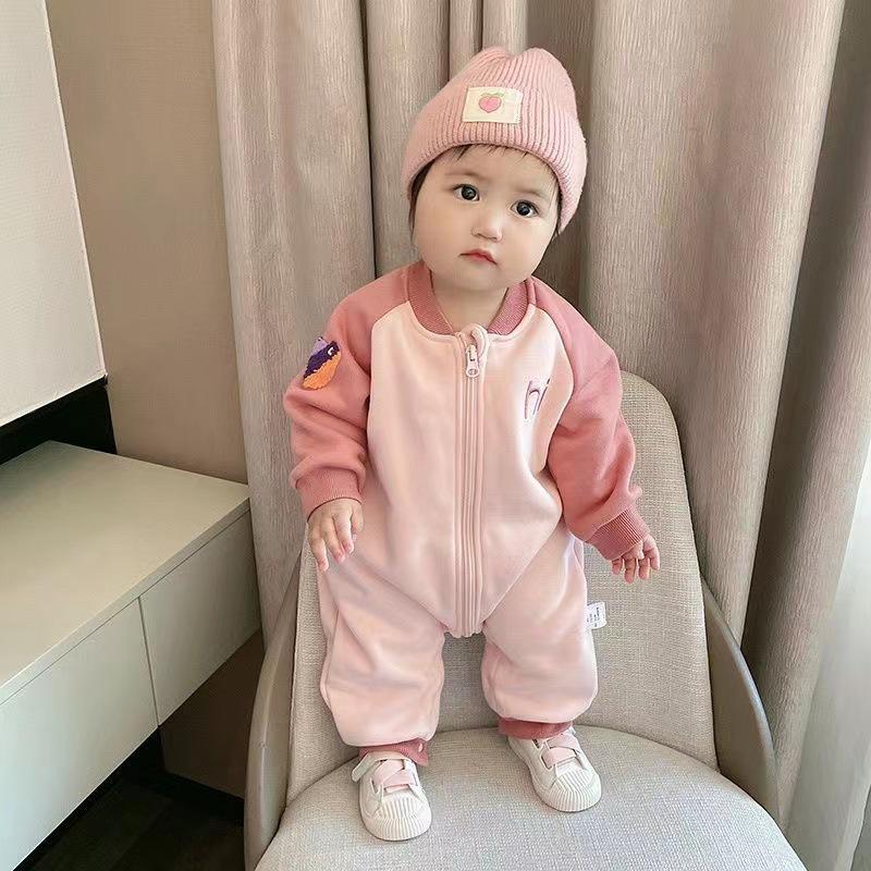 Уютный мультяшный велюровый ромпер для младенцев и малышей - Унисекс, Теплый, Осень/Зима 90cm
Уютный мультяшный велюровый ромпер для младенцев и малышей - Унисекс, Теплый, Осень/Зима 90cm