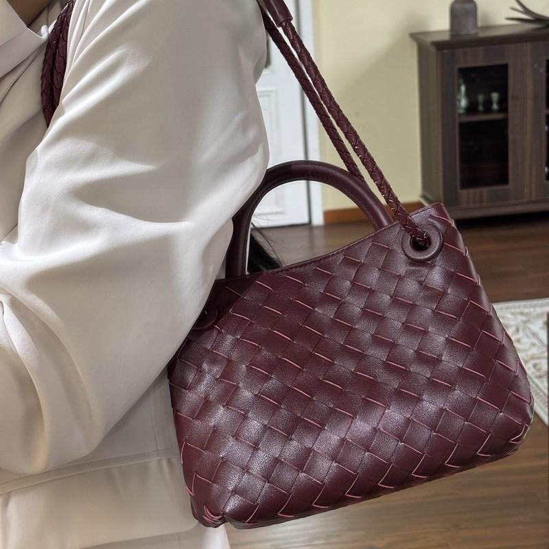 2025 New Leather Women s Bag Fashion Small Retro Woven Butterfly Button Handheld Shoulder Bag 22x16x10CM
2025 New Leather Women s Bag Fashion Small Retro Woven Butterfly Button Handheld Shoulder Bag 22x16x10CM