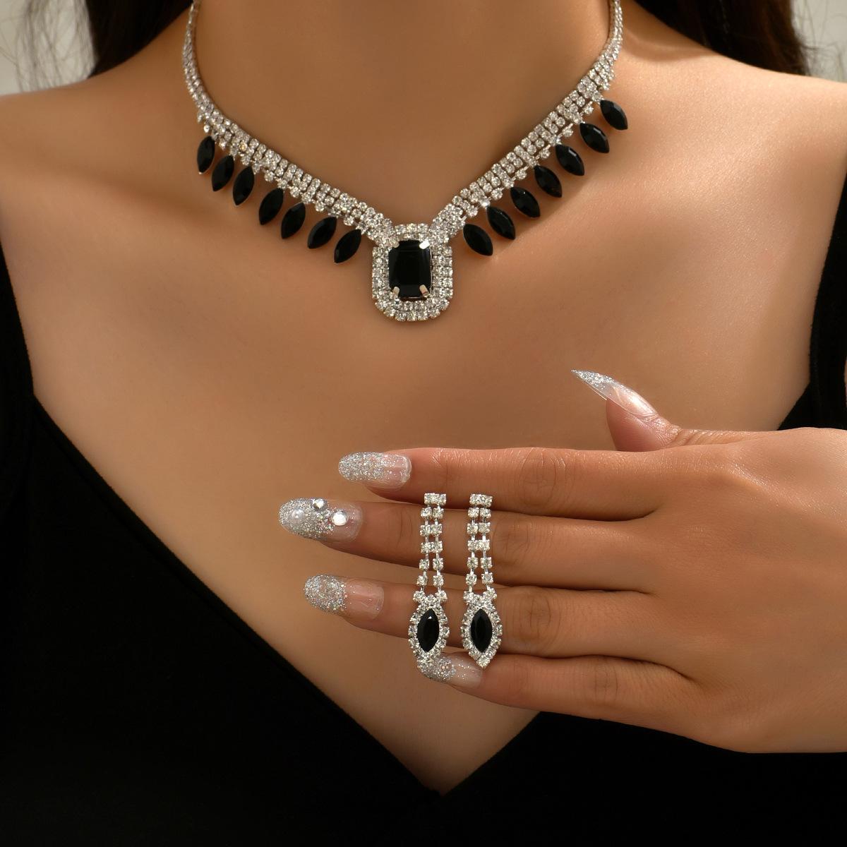 Luxury Evening Jewelry Set: Black and Royal Blue Gemstone Stud Earrings & Necklace
Luxury Evening Jewelry Set: Black and Royal Blue Gemstone Stud Earrings & Necklace