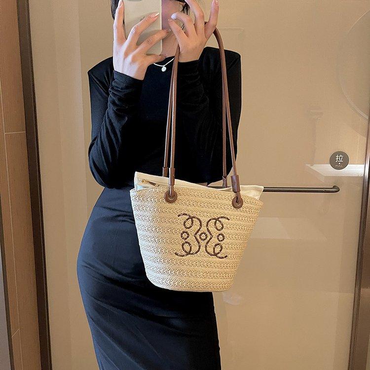 Large capacity bag women s 2025 new woven straw bag satchel drawstring zipper beach straw bag bucket shoulder bag
Large capacity bag women s 2025 new woven straw bag satchel drawstring zipper beach straw bag bucket shoulder bag