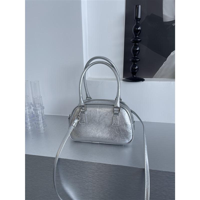 New retro handbags women s commuter niche high-end textured shoulder messenger silver bag standard
New retro handbags women s commuter niche high-end textured shoulder messenger silver bag standard