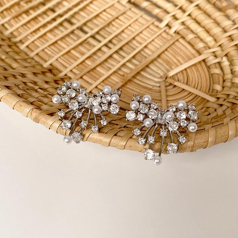 Ear clips without ear piercings~ Bright galaxy inlaid zirconium love pearl studs, fashionable mosquito coil disc earrings,high-end sense
Ear clips without ear piercings~ Bright galaxy inlaid zirconium love pearl studs, fashionable mosquito coil disc earrings,high-end sense
