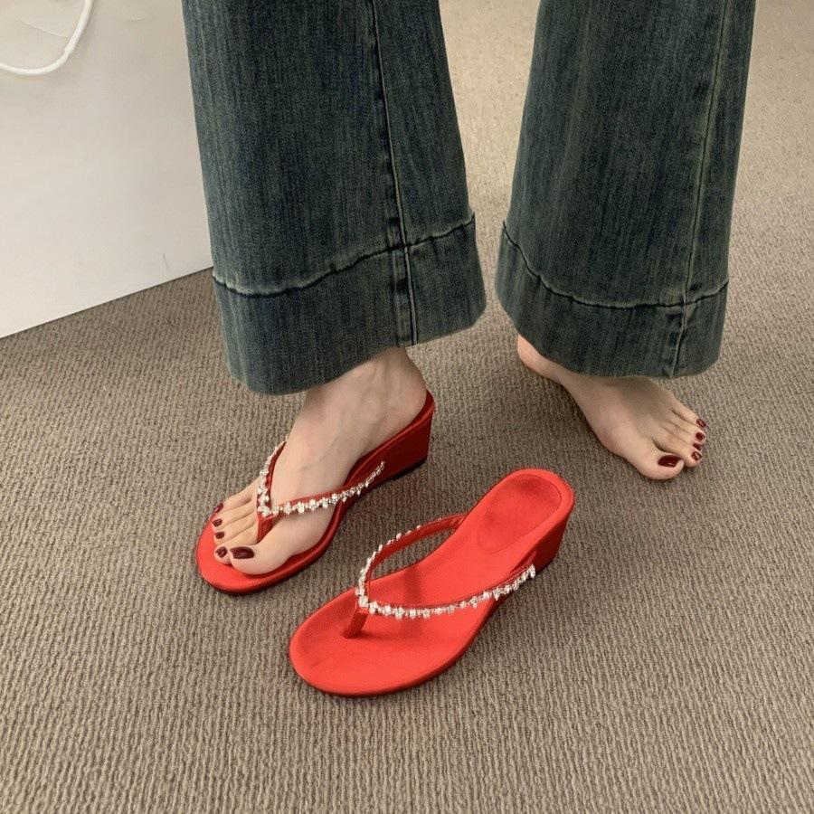 Beautiful rhinestone pinch foot red flip-flops temperament slope heel toe cool slippers women s summer wear 35 серебряный
Beautiful rhinestone pinch foot red flip-flops temperament slope heel toe cool slippers women s summer wear 35 серебряный