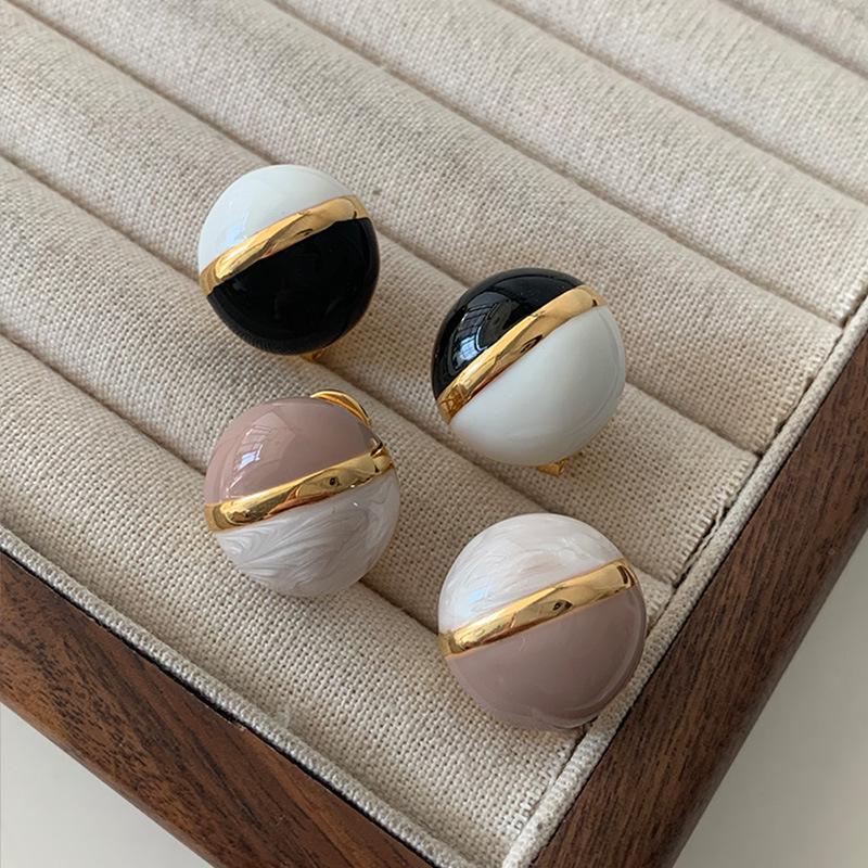 Vintage Color Block Ball Stud Earrings with French Drip Glaze - Women s Light Luxury Enamel Jewelry чёрный/белый
Vintage Color Block Ball Stud Earrings with French Drip Glaze - Women s Light Luxury Enamel Jewelry чёрный/белый