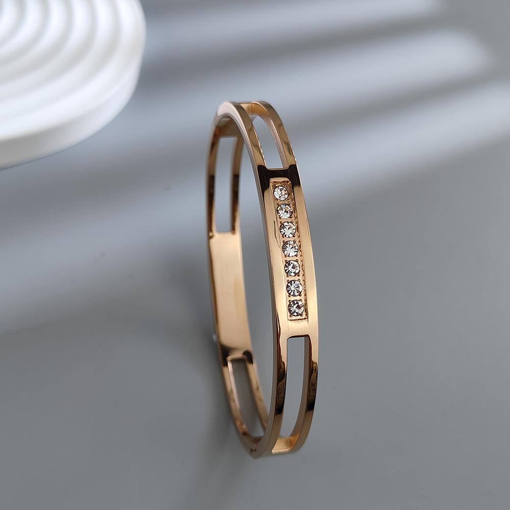 2026 Fashion Bangles for Women Hollow Zircon Stainless Steel Bracelets Unique Designer Bracelet Gold Plated Metal Jewelry Gifts 58-60mm рожевий колір золота
2026 Fashion Bangles for Women Hollow Zircon Stainless Steel Bracelets Unique Designer Bracelet Gold Plated Metal Jewelry Gifts 58-60mm рожевий колір золота