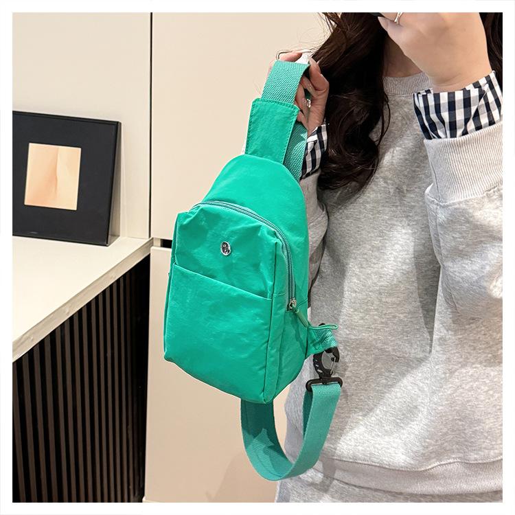 Fashion breast bag women s bag 2025 new mobile phone bag casual versatile small bag lightweight shoulder messenger bag чорний
Fashion breast bag women s bag 2025 new mobile phone bag casual versatile small bag lightweight shoulder messenger bag чорний