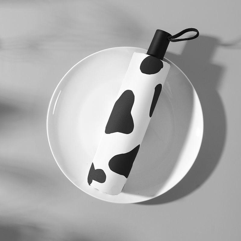 Мини-портативный складной автоматический мужской зонт с коровьим черно-белым узором, креативный женский зонт для дождливого и солнечного дня, мужской зонт
Мини-портативный складной автоматический мужской зонт с коровьим черно-белым узором, креативный женский зонт для дождливого и солнечного дня, мужской зонт