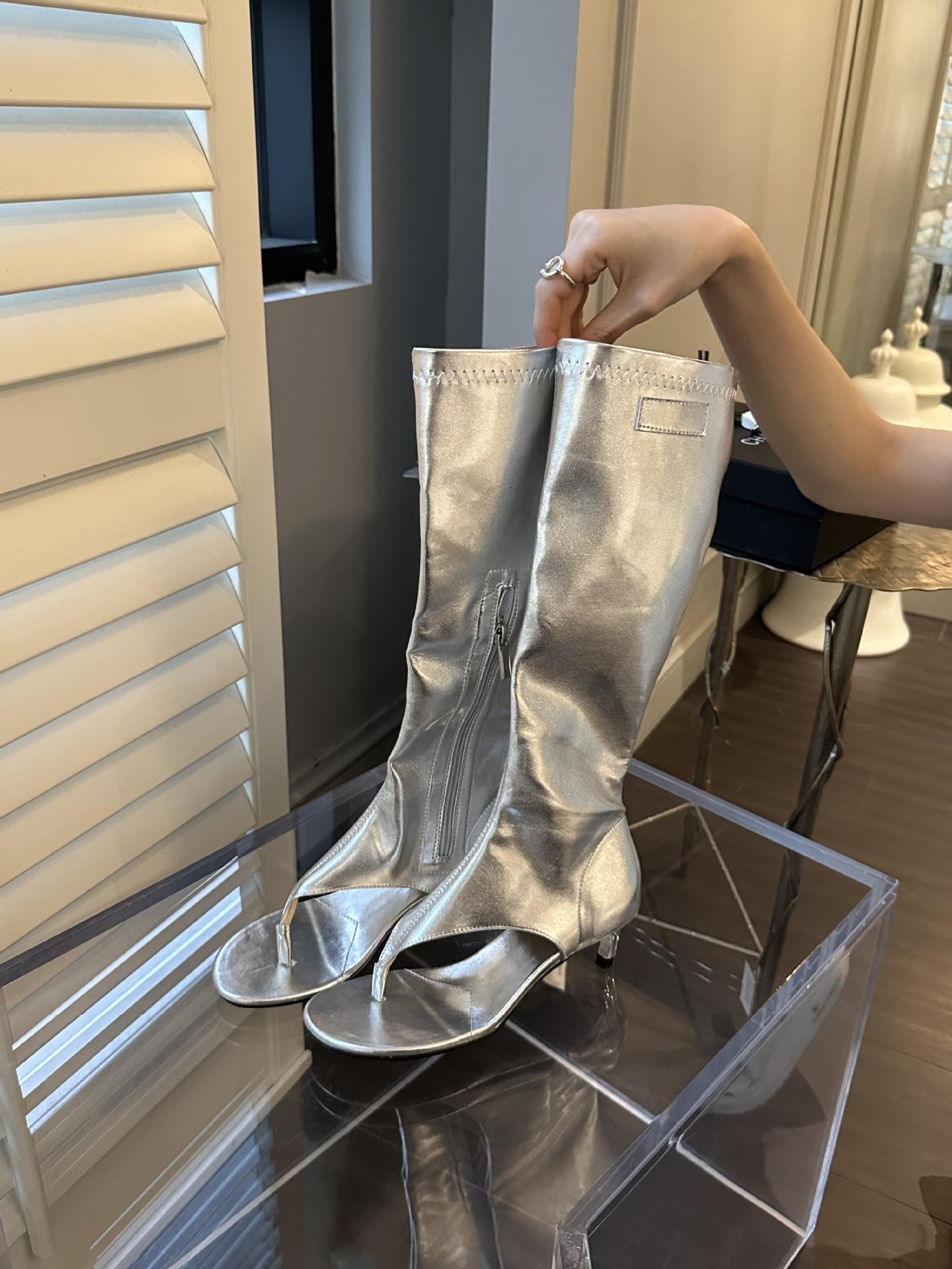 весна и осень 2025 новые высококлассные боковые молнии личность носок шпилька высокий каблук крутые ботинки елочка римские сандалии женские 39 серебряный
весна и осень 2025 новые высококлассные боковые молнии личность носок шпилька высокий каблук крутые ботинки елочка римские сандалии женские 39 серебряный