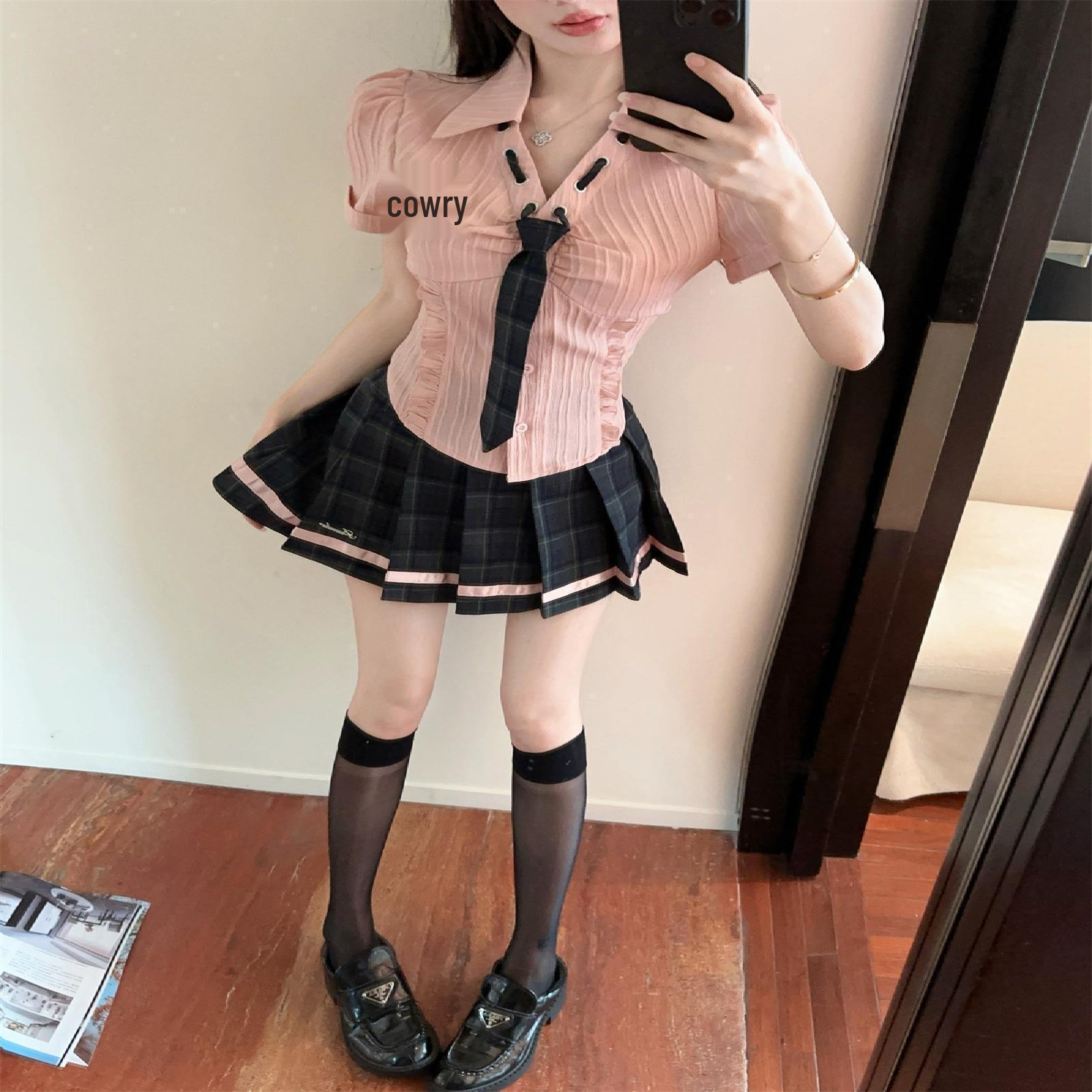 Petite College Style JK Uniform: Spicy Short Sleeve Shirt & Plaid Pleated Skirt Set S for 40-49 kg
Petite College Style JK Uniform: Spicy Short Sleeve Shirt & Plaid Pleated Skirt Set S for 40-49 kg
