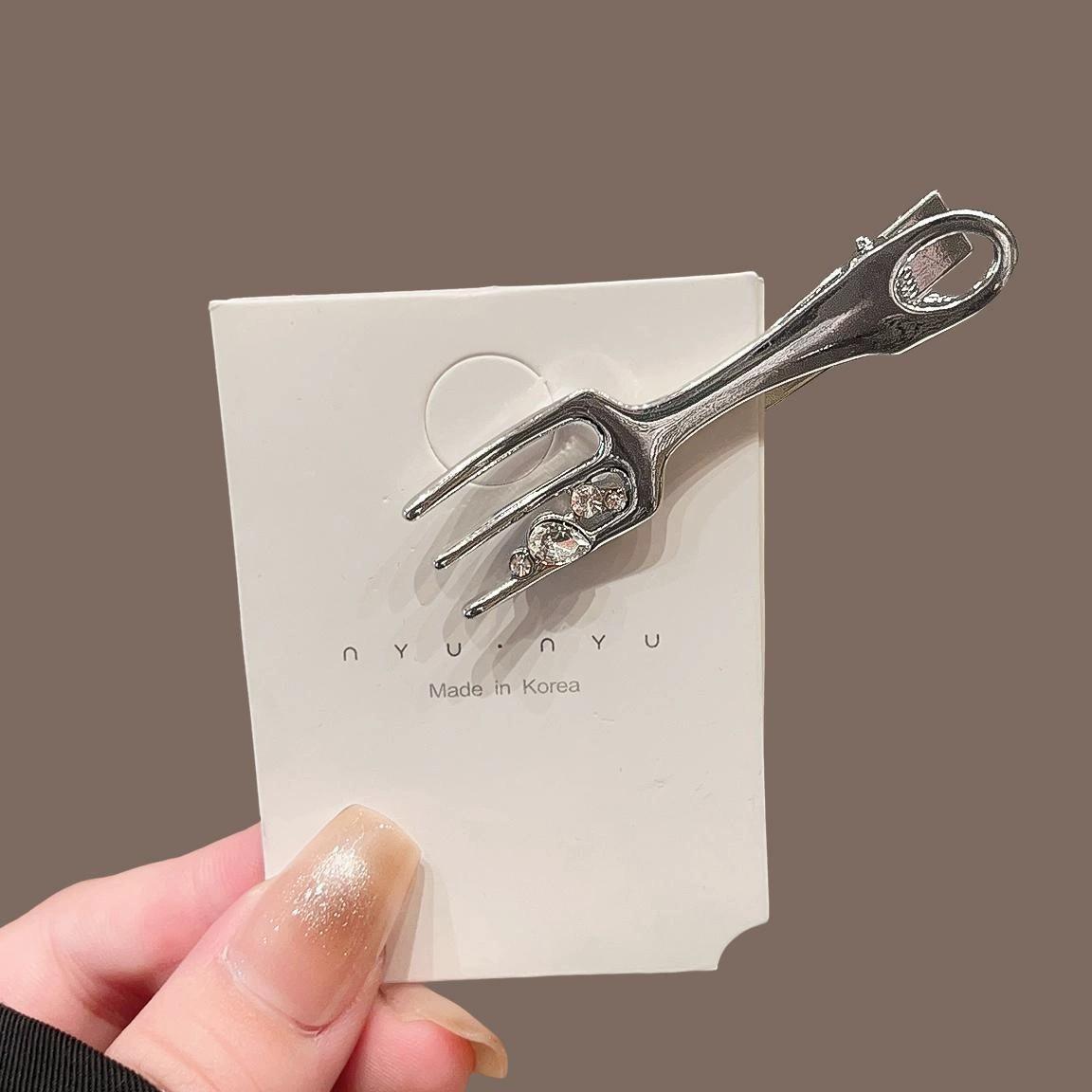 Creative Color Rhinestones Hairpin Metal Silver Knife Fork Designs Hair Clip Y2k Sweet Cool Girl Personality Hair Accessories
Creative Color Rhinestones Hairpin Metal Silver Knife Fork Designs Hair Clip Y2k Sweet Cool Girl Personality Hair Accessories