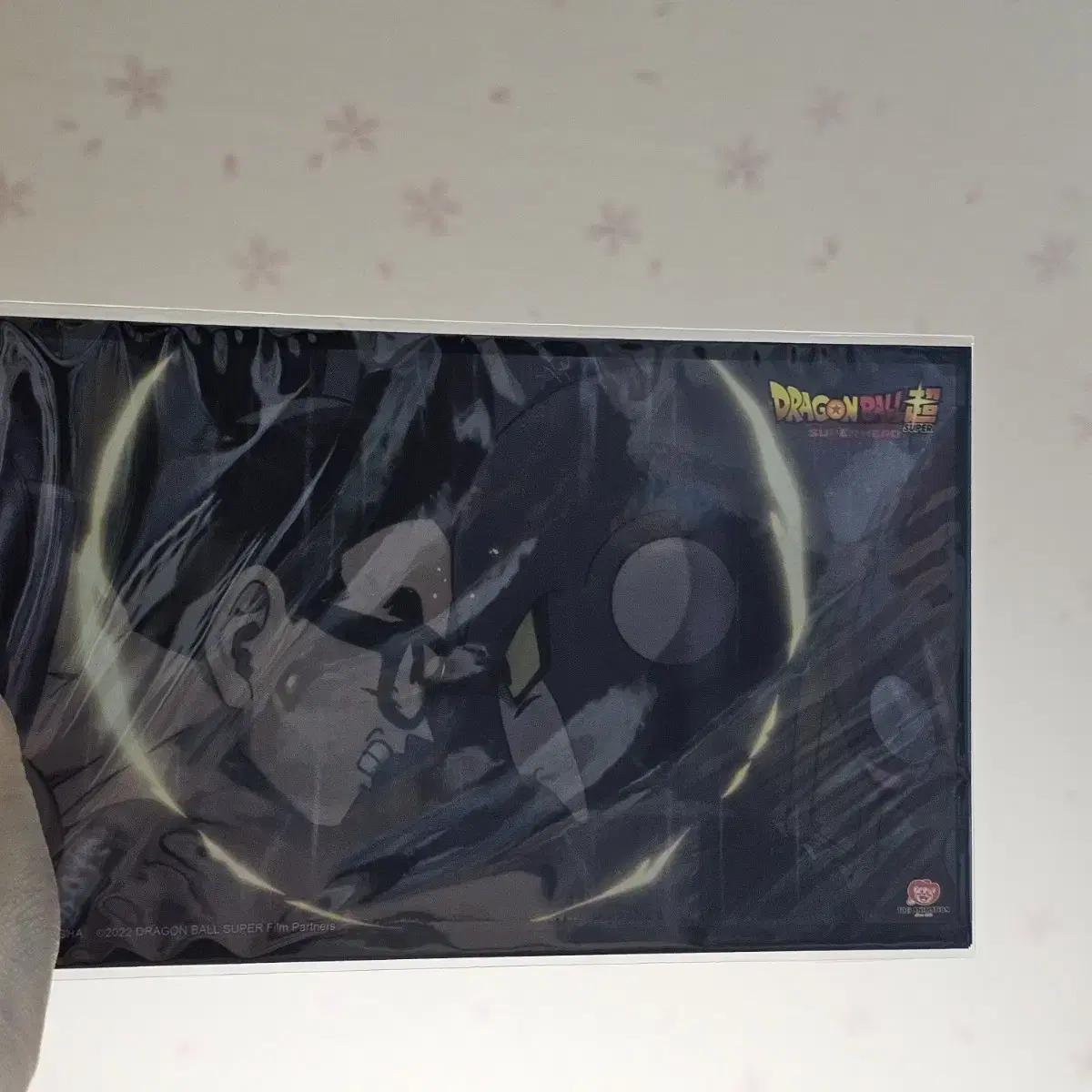 Открытка в качестве бонуса за предзаказ фильма «Супер Драконий Жемчуг: Супергерой»
Открытка в качестве бонуса за предзаказ фильма «Супер Драконий Жемчуг: Супергерой»