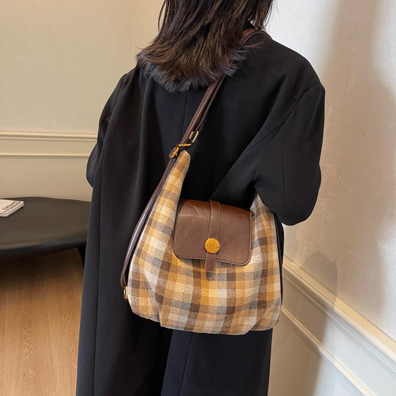 Autumn woolen plaid large-capacity bag women s 2025 new retro tote bag versatile casual backpack 34*13*32
Autumn woolen plaid large-capacity bag women s 2025 new retro tote bag versatile casual backpack 34*13*32