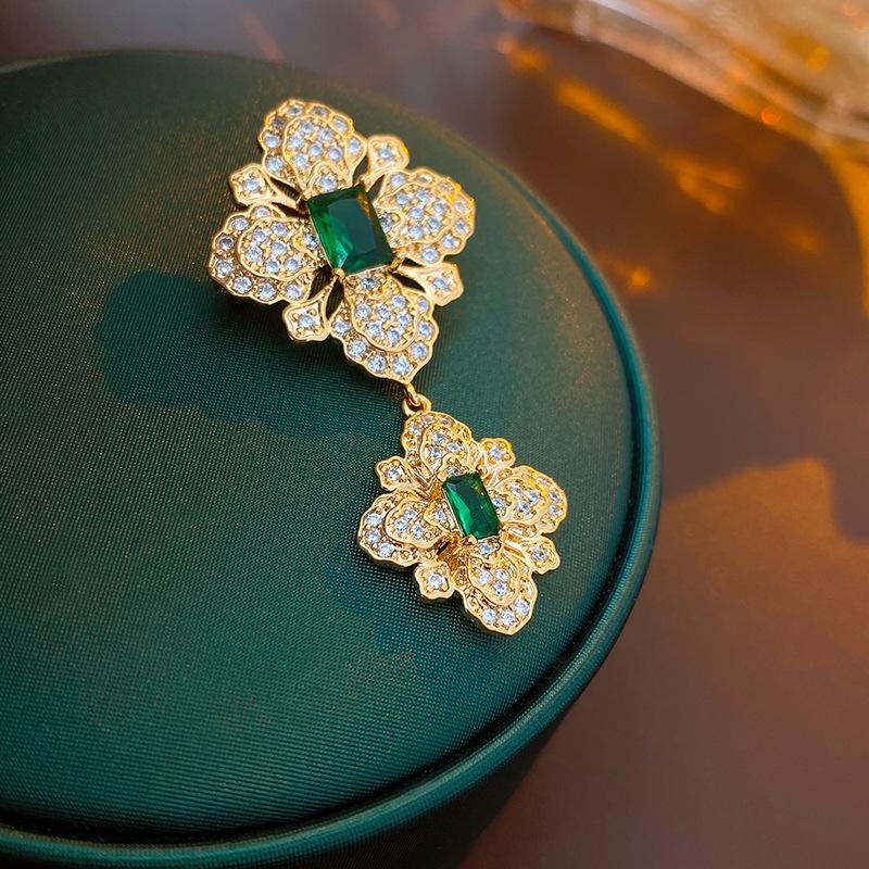 Vintage Palace Style Emerald Rhinestone Cross Brooches Badges For Women Lady Elegant Baroque Pins Accessories Banquet Jewelry
Vintage Palace Style Emerald Rhinestone Cross Brooches Badges For Women Lady Elegant Baroque Pins Accessories Banquet Jewelry