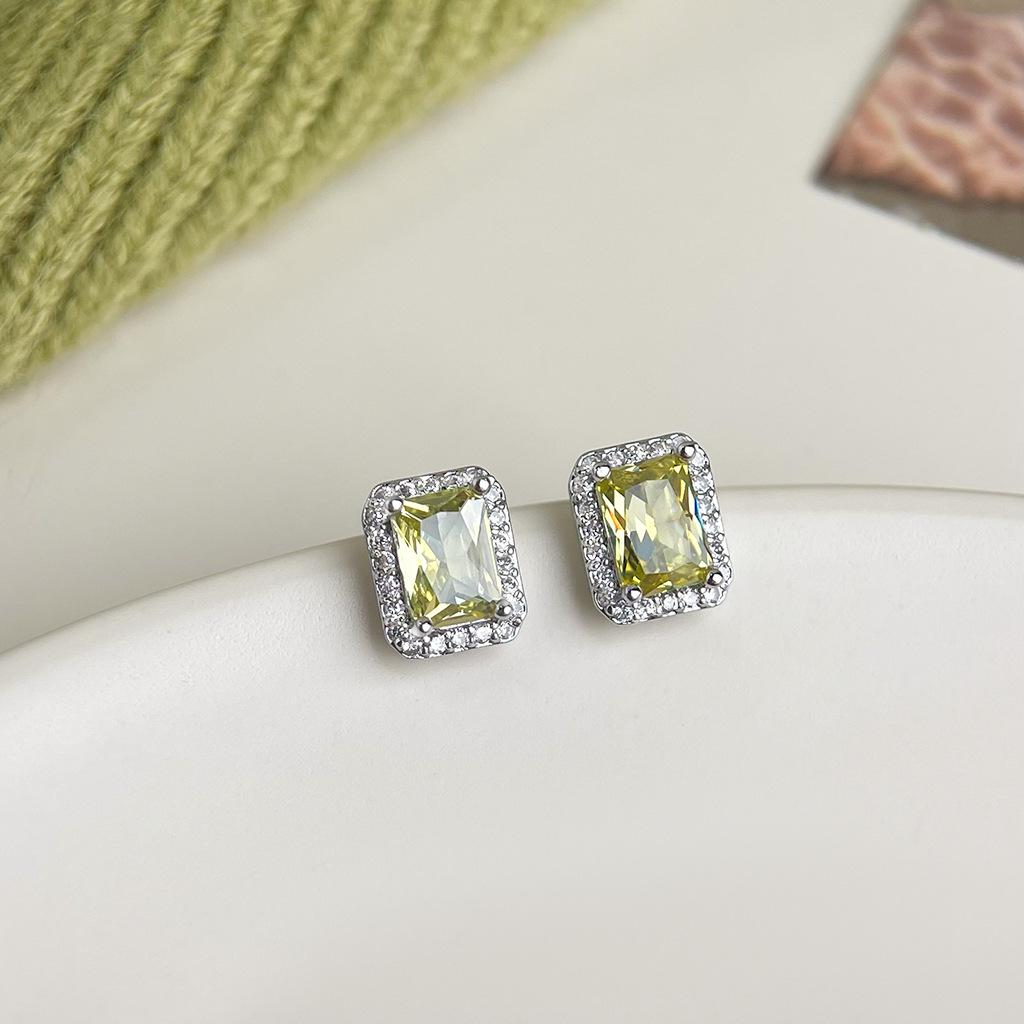 Зеленые серьги-цветы в стиле Мори: Стильный, Универсальный и Элегантный для Женщин
Зеленые серьги-цветы в стиле Мори: Стильный, Универсальный и Элегантный для Женщин