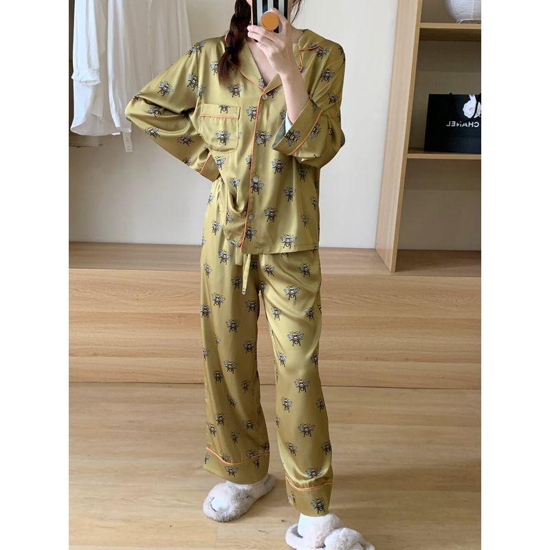 Original Light Luxury ~ Silk Pajamas Set Women Retro Little Bee Print Niche High-Grade Home Wear Four Seasons White Bee ~ Long sleeves pants L
Original Light Luxury ~ Silk Pajamas Set Women Retro Little Bee Print Niche High-Grade Home Wear Four Seasons White Bee ~ Long sleeves pants L
