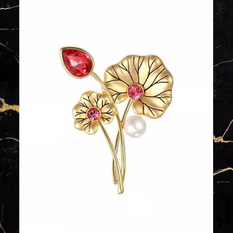 Ретро брошь Qinqing He, темперамент, универсальный, жемчужный, в виде листа лотоса, корсаж, светлый, роскошный, нишевый дизайн, булавка, аксессуары для костюма
Ретро брошь Qinqing He, темперамент, универсальный, жемчужный, в виде листа лотоса, корсаж, светлый, роскошный, нишевый дизайн, булавка, аксессуары для костюма