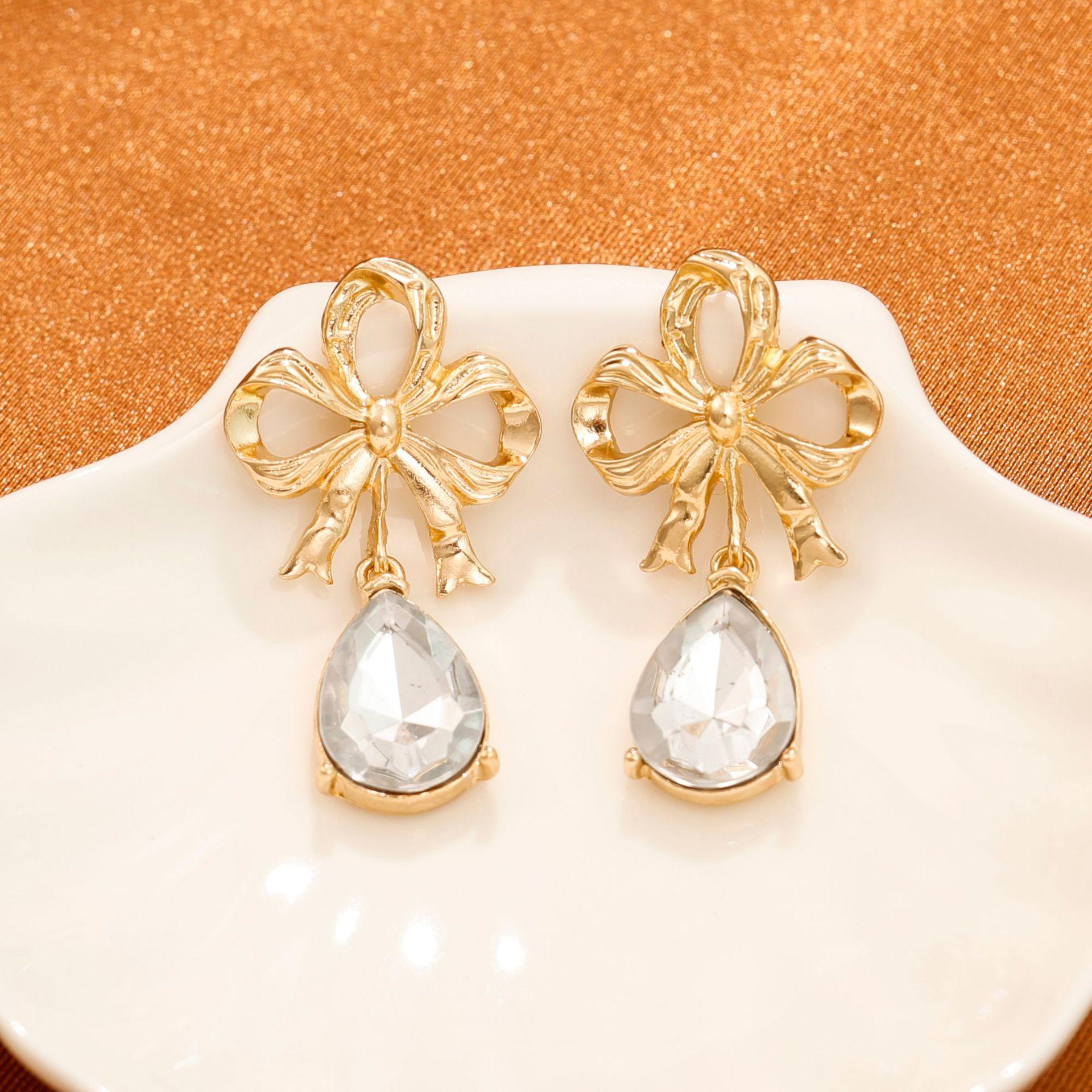 Темпераментные серьги-гвоздики с бриллиантовым цветком, элегантные винтажные, для офиса, для通勤, полые серьги-бантики для женщин золотой
Темпераментные серьги-гвоздики с бриллиантовым цветком, элегантные винтажные, для офиса, для通勤, полые серьги-бантики для женщин золотой