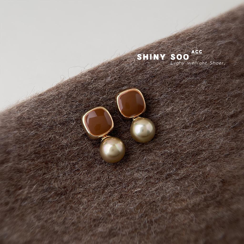 Mocha Brown Enamel Drop Glaze Square Geometric S Needle Pearl Earrings Hong Kong Style Earrings
Mocha Brown Enamel Drop Glaze Square Geometric S Needle Pearl Earrings Hong Kong Style Earrings