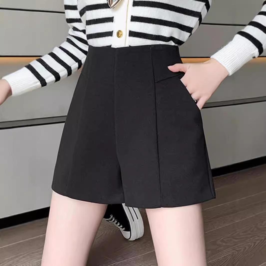 Women s High-Waisted Black Suit Shorts - Loose Fit, Slimming A-Line, Casual Wear for Spring and Autumn Medium
Women s High-Waisted Black Suit Shorts - Loose Fit, Slimming A-Line, Casual Wear for Spring and Autumn Medium