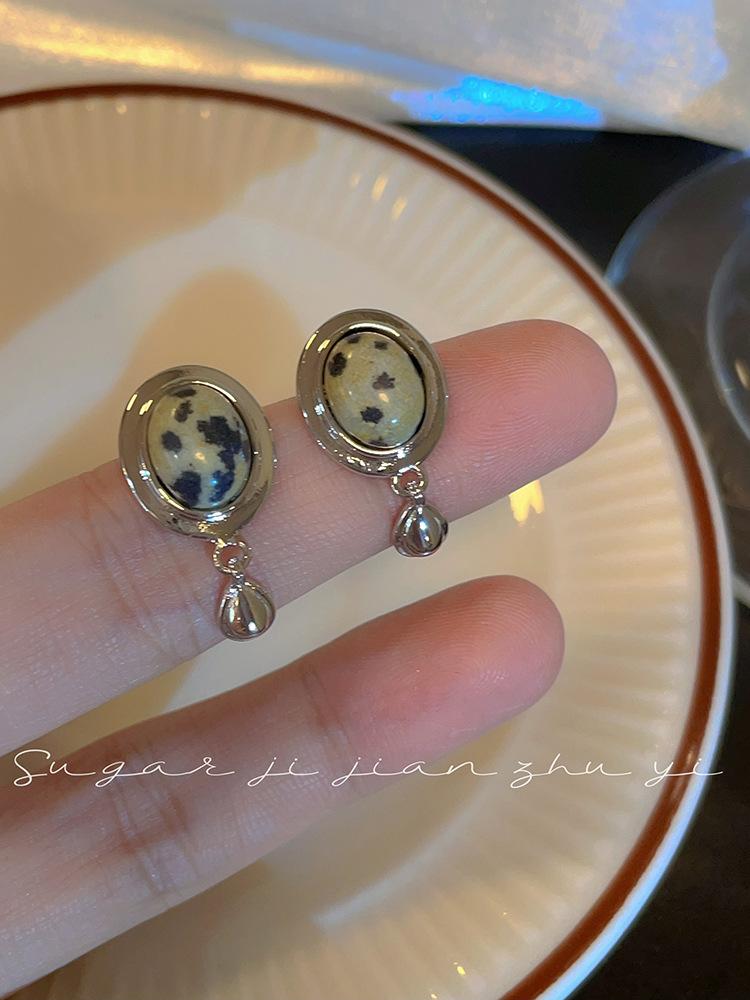 UGAR French retro natural stone earrings women s new popular stud earrings niche design autumn and winter earrings women
UGAR French retro natural stone earrings women s new popular stud earrings niche design autumn and winter earrings women