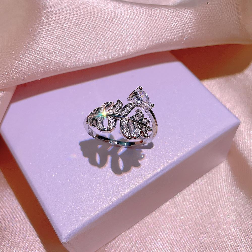 Серебро 925 пробы Высокое качество Перо Белый циркон Цепочка на ключицу Ожерелье Женский Простой Серьги Кольцо Набор украшений
Серебро 925 пробы Высокое качество Перо Белый циркон Цепочка на ключицу Ожерелье Женский Простой Серьги Кольцо Набор украшений