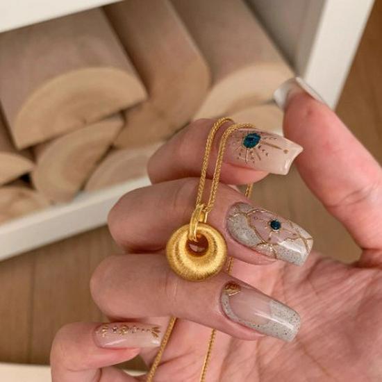 Золотий намисто Верблюджа горб Xiaohongshu: Елегантна жіноча мода 2026, Підвіска з матового металу, Високоякісний ланцюжок на ключицю в стилі легкого люксу.
Золотий намисто Верблюджа горб Xiaohongshu: Елегантна жіноча мода 2026, Підвіска з матового металу, Високоякісний ланцюжок на ключицю в стилі легкого люксу.